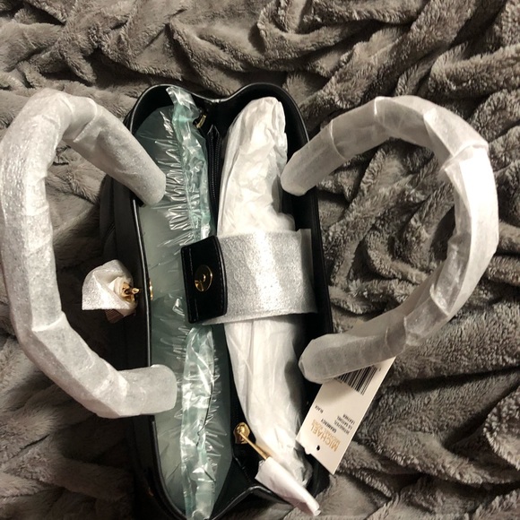 Michael Kors Large Gramercy Bag. - Picture 3 of 5